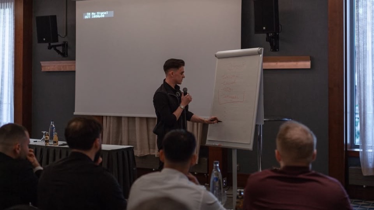 Der leise Aufstieg: Wie Danil mit Silent Income dem KI-Hype die Ruhe entgegensetzt